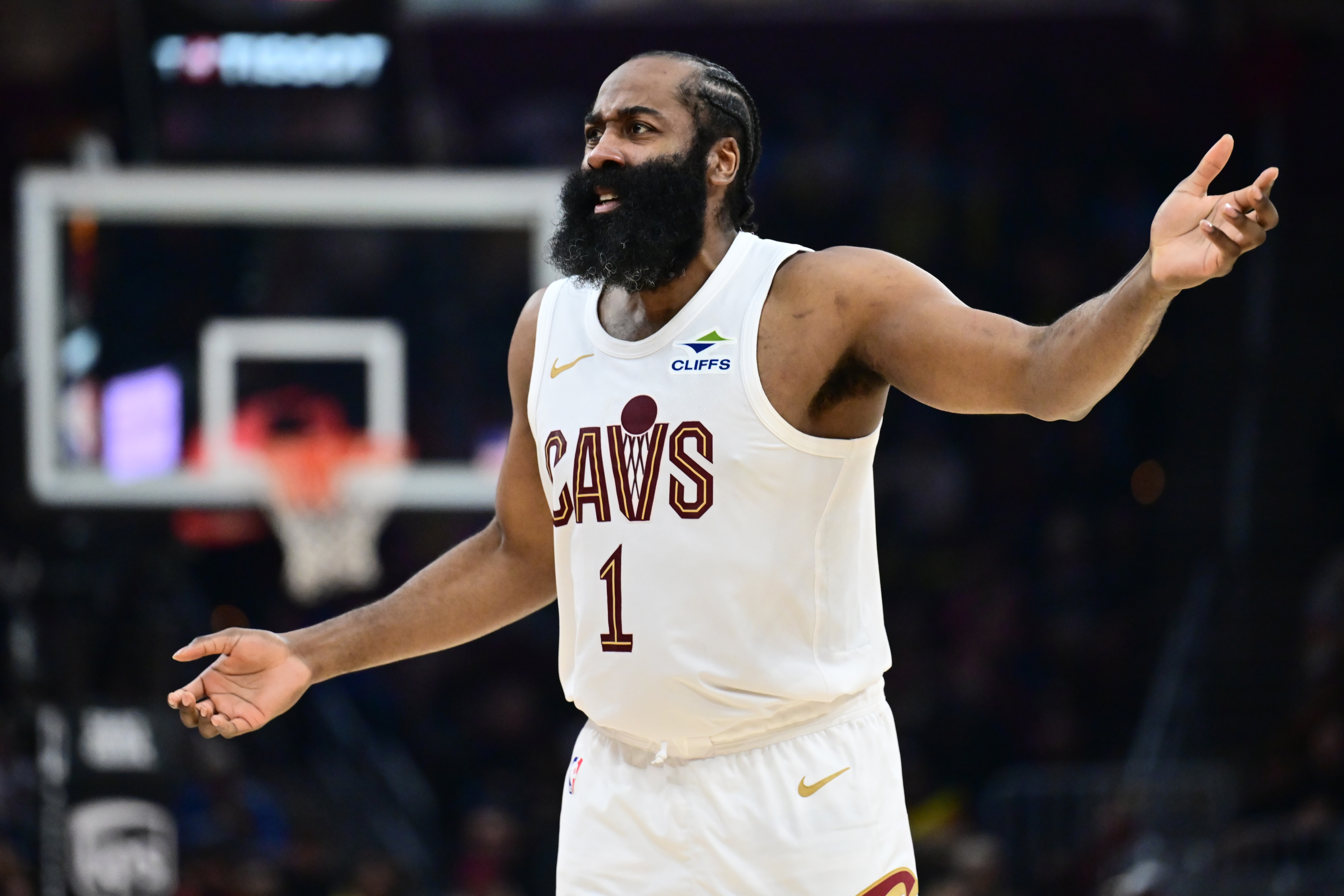 哈登:我们的进攻能和任何球队匹敌 但能否赢球还是得看防守